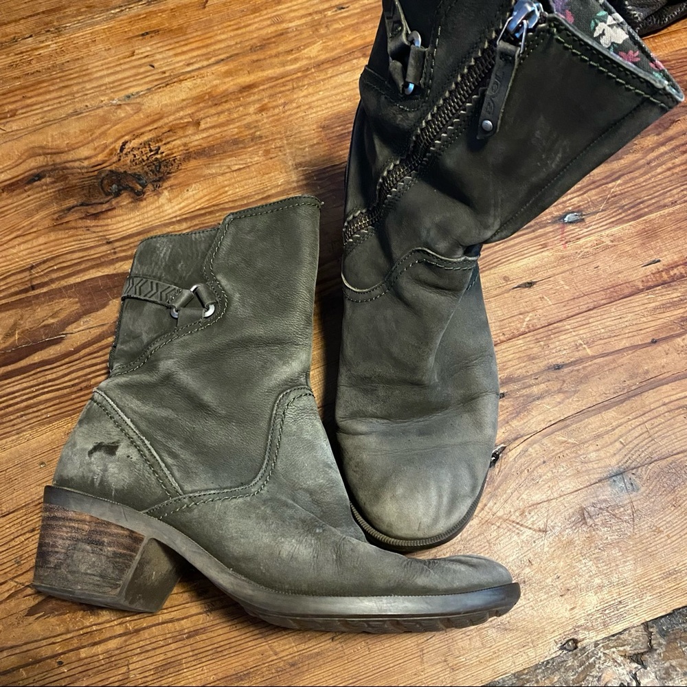 Teva Foxy Mid-calf Grey Boot, size 8.5